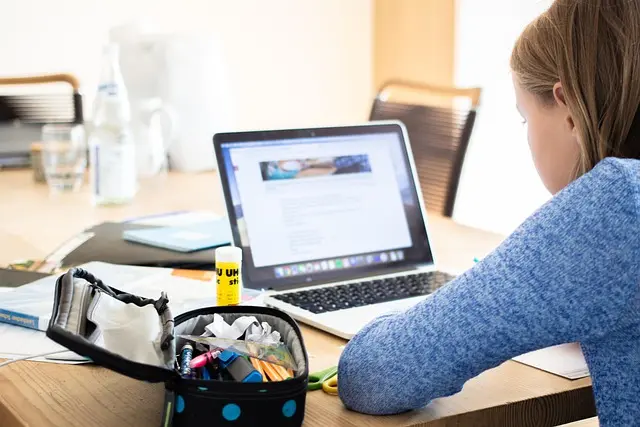Cómo seleccionar la plataforma de e-learning ideal para tus necesidades