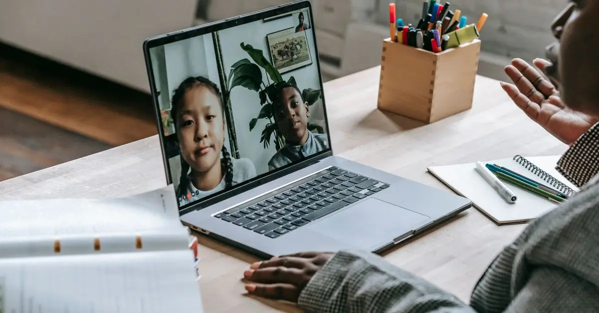 Cómo seleccionar la plataforma de e-learning adecuada para tu negocio