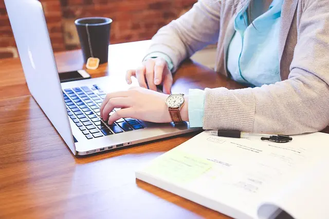 Cómo elegir la plataforma de e-learning más adecuada para tu negocio
