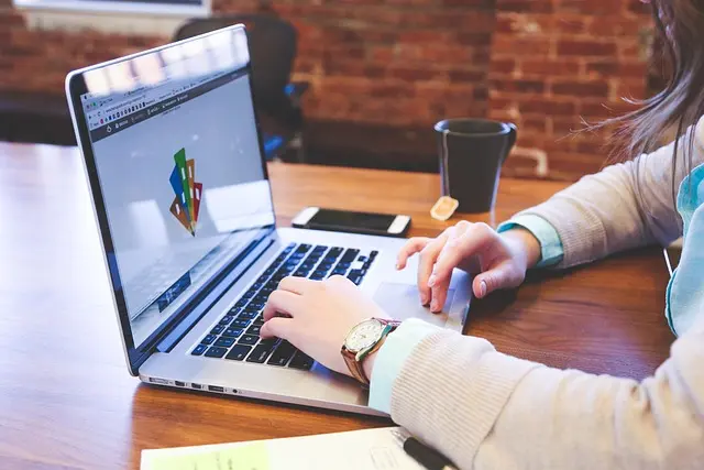 Cómo implementar una estrategia de marketing digital efectiva en educación virtual