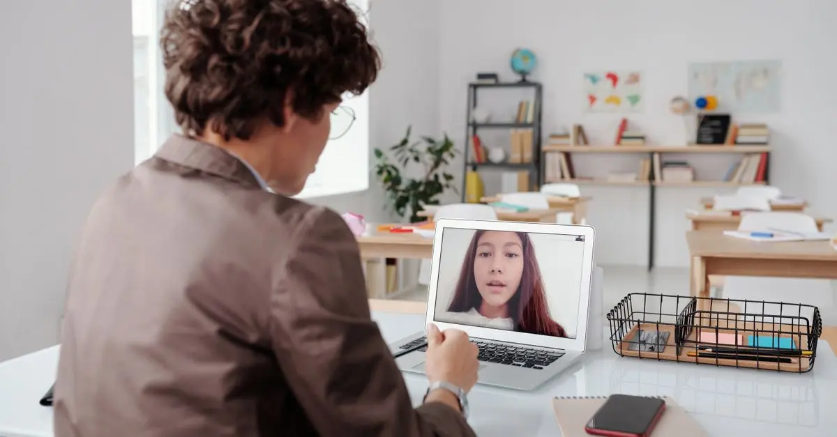 5 beneficios fundamentales de la educación virtual en el aprendizaje moderno